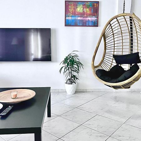 Central 7 - Stylish Apartment コモティニ エクステリア 写真