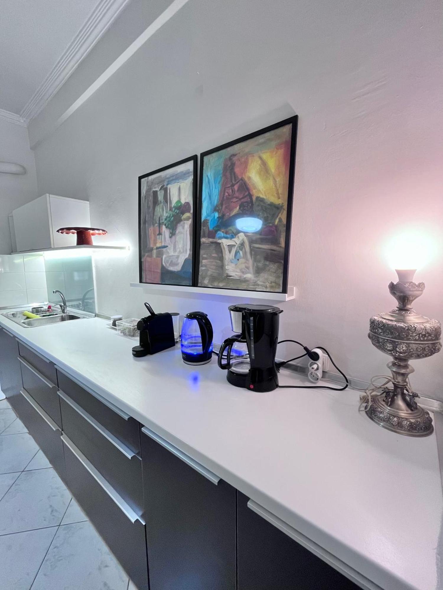 Central 7 - Stylish Apartment コモティニ エクステリア 写真