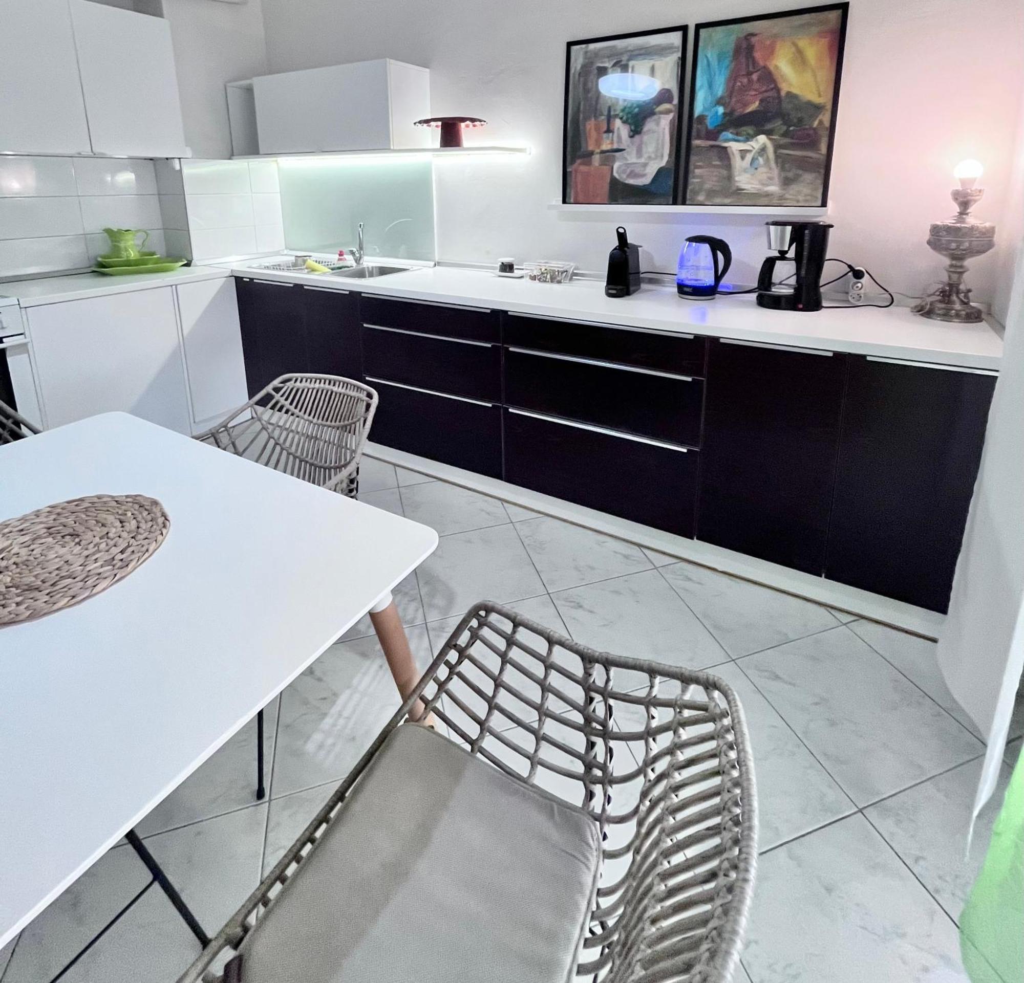 Central 7 - Stylish Apartment コモティニ エクステリア 写真