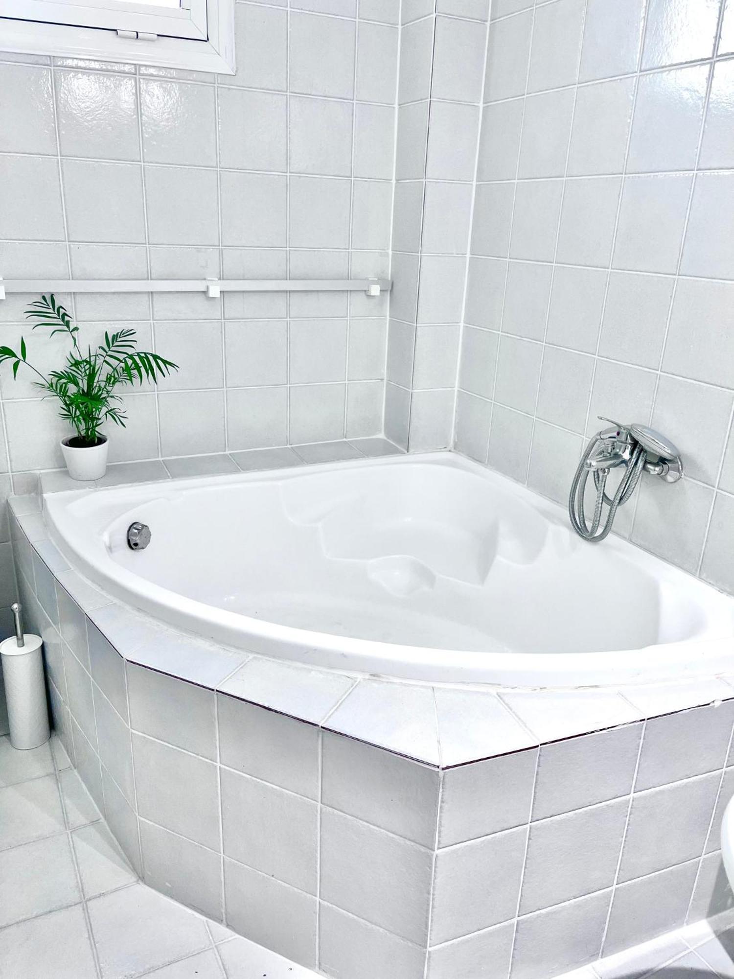 Central 7 - Stylish Apartment コモティニ エクステリア 写真