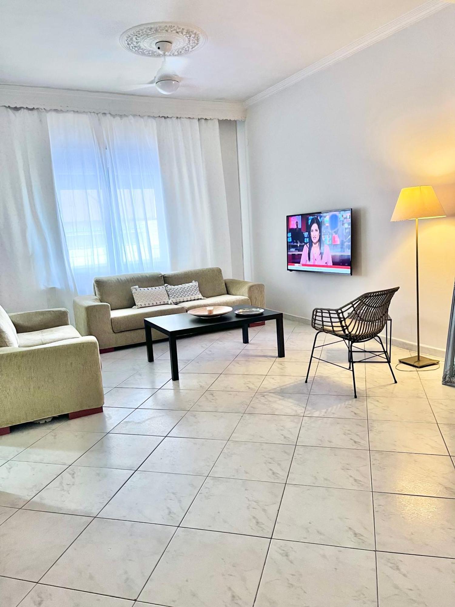 Central 7 - Stylish Apartment コモティニ エクステリア 写真