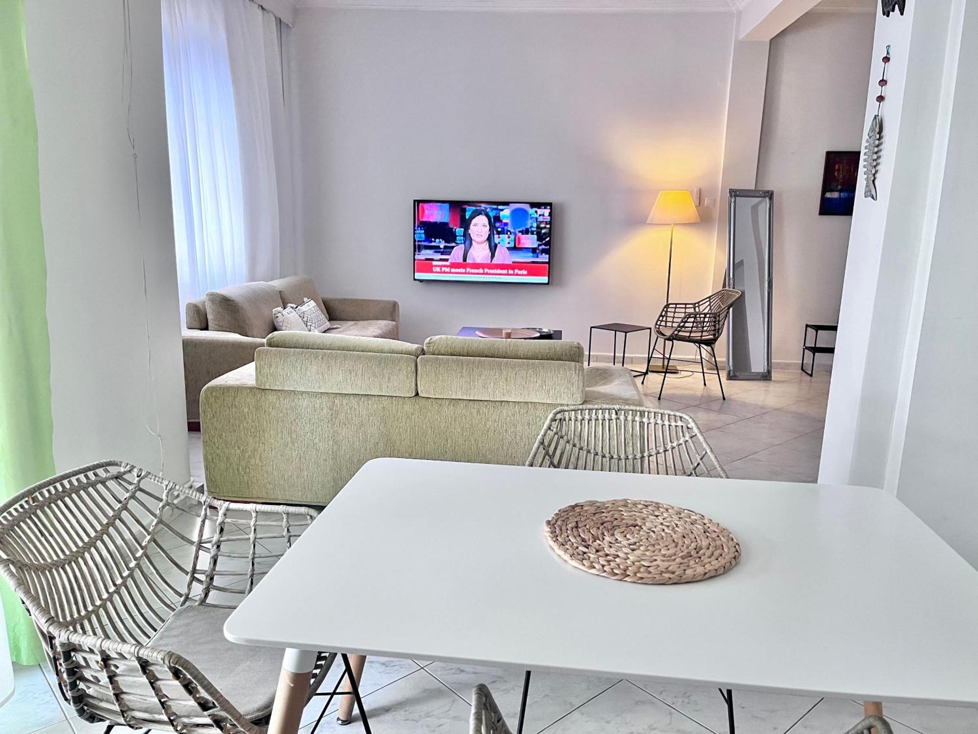 Central 7 - Stylish Apartment コモティニ エクステリア 写真