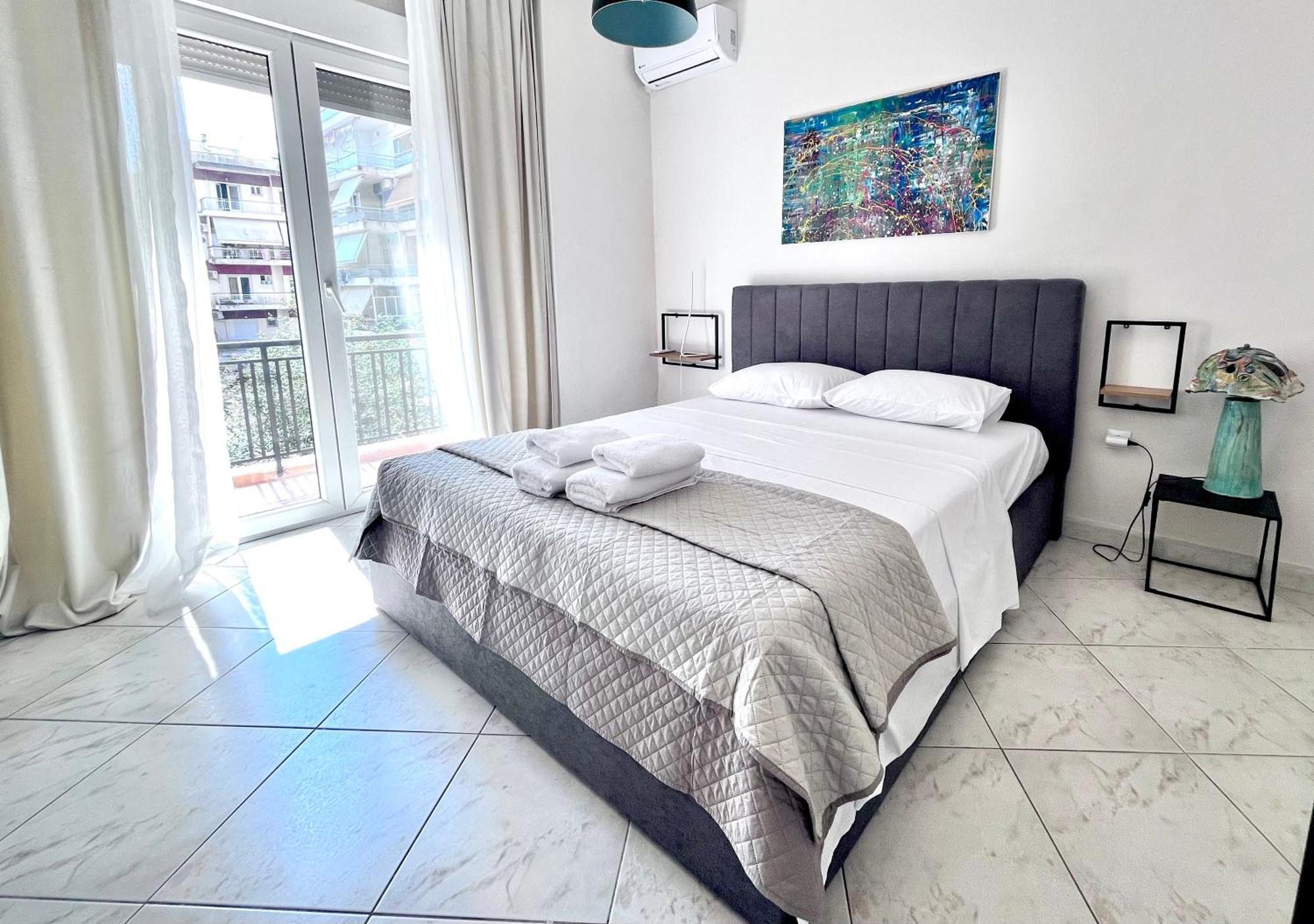 Central 7 - Stylish Apartment コモティニ エクステリア 写真