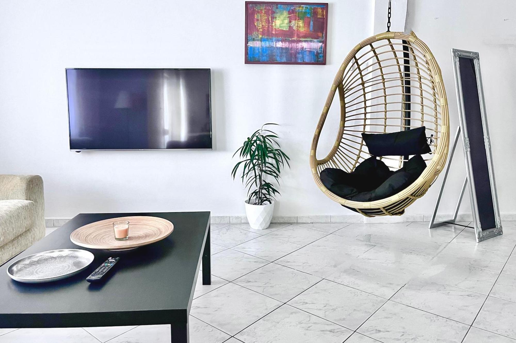 Central 7 - Stylish Apartment コモティニ エクステリア 写真